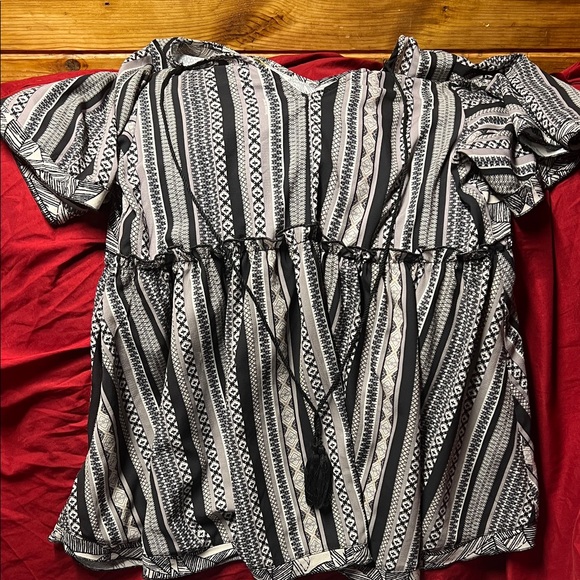 Elegant Monochrome Women's Tunic - Picture 3 of 3